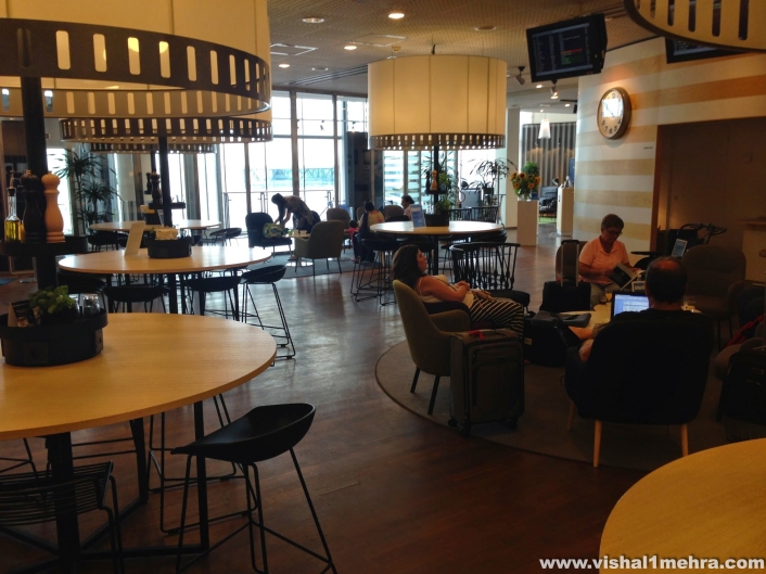 SAS Stockholm Lounge - Seating and Layout